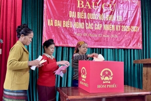 Quảng Trị: Đồng bào Bru - Vân Kiều xã biên giới Trường Sơn nô nức bỏ phiếu bầu cử sớm