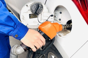 Các hãng xe công nghệ và doanh nghiệp sản xuất đồng loạt tung chính sách hỗ trợ người dùng trước áp lực giá xăng