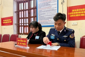 Cán bộ, chiến sĩ Hải đội 102 tích cực hỗ trợ địa phương trong ngày bầu cử