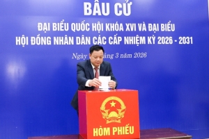 Nghệ An: Bí thư Tỉnh ủy Nguyễn Khắc Thận thực hiện quyền công dân tại khu vực bỏ phiếu phường Trường Vinh