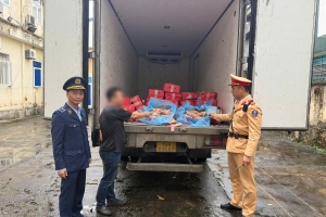 Quảng Ninh: Bắt giữ và tiêu hủy 300 kg chân giò lợn đông lạnh không rõ nguồn gốc