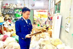 Đội QLTT số 5 Ninh Bình thu giữ hàng trăm sản phẩm mũ thời trang giả mạo nhãn hiệu