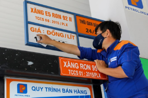 Giá xăng dầu chỉ được điều chỉnh ngay sau một ngày khi giá cơ sở tăng từ 15% trở lên