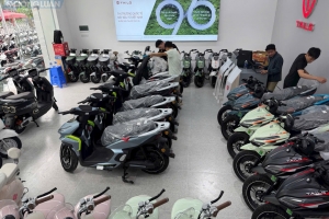 Giá xăng leo thang, thị trường xe điện “nóng rực”