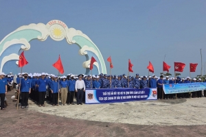 Hải đội 102 phối hợp ra quân làm sạch biển Xuân Thành, tuyên truyền chống khai thác IUU
