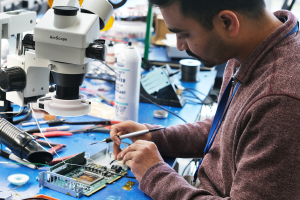 Amazon hé lộ phòng thí nghiệm chip Trainium trong cuộc đua AI nghìn tỷ USD