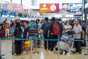 Giá vé máy bay, tàu hỏa tăng cao trong kỳ nghỉ lễ 30/4 và 1/5