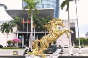 Di dời 2 linh vật ngựa về vị trí mới trước ngày giải phóng thành phố Đà Nẵng