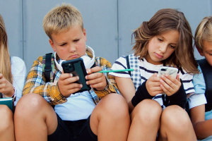 Anh và Áo siết chặt quy định sử dụng mạng xã hội đối với trẻ em