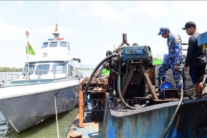 Bắt giữ tàu chở 600m³ cát nhiễm mặn không rõ nguồn gốc