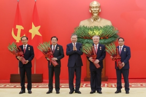 Trao Huân chương Quân Công, Huy hiệu Đảng tặng các đồng chí lãnh đạo, nguyên lãnh đạo Đảng, Nhà nước