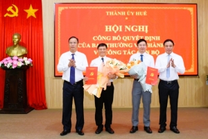 Huế: Công bố và trao quyết định về bố trí, điều chuyển cán bộ