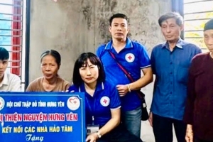 Hưng Yên trao tiền hỗ trợ gia đình có hoàn cảnh đặc biệt khó khăn