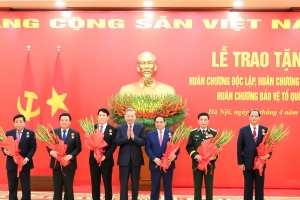 Trao huân chương cao quý tặng các đồng chí lãnh đạo Đảng, Nhà nước, cán bộ cấp cao