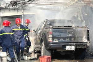 Đà Nẵng: Kho hàng bốc cháy, thiêu rụi xe Ford Ranger