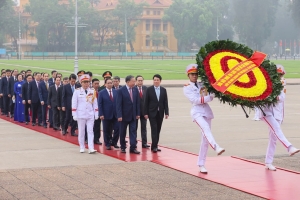 Đại biểu Quốc hội khóa XVI vào Lăng viếng Chủ tịch Hồ Chí Minh trước giờ khai mạc kỳ họp thứ nhất