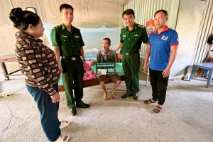 Đồn Biên phòng Cửa khẩu Quốc tế Bình Hiệp phát huy hiệu quả mô hình “Hũ gạo tình thương”
