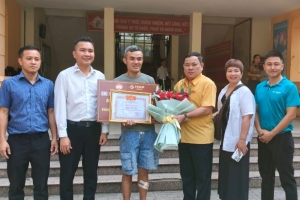Biểu dương người đàn ông dũng cảm cứu hai mẹ con giữa dòng sông Lam trong đêm