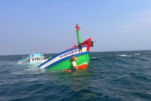 Đà Nẵng:Lực lượng Biên phòng ứng cứu 2 thuyền viên trên tàu cá bị chìm giữa biển