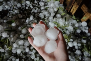 Lào Cai: Mưa đá tại xã Bắc Hà làm sập 1 nhà sàn, 4 người bị thương 