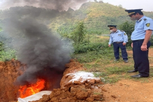 Cao Bằng: Tiêu hủy 3 tấn phân đạm nhập lậu từ Trung Quốc