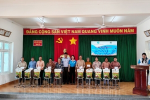 Đồn Biên phòng Thạnh Trị phối hợp tặng quà cho phụ nữ và trẻ em khó khăn