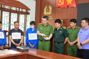 Lai Châu: Khen thưởng lực lượng triệt phá đường dây mua bán 9 bánh heroin