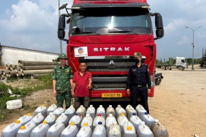 Bắt giữ vụ vận chuyển dầu diesel trái phép qua biên giới cửa khẩu Nam Giang