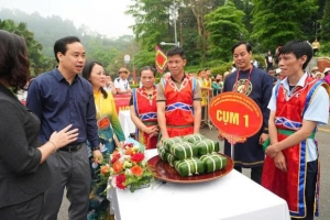 Sôi động hội thi gói bánh chưng, giã bánh giầy tại Đền Hùng