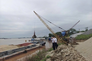 Phát hiện 2 bến bãi cát không phép trên sông Hồng, tạm giữ hàng trăm m³ cát không rõ nguồn gốc