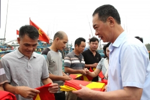 Quỹ “Kết nối yêu thương - Lan tỏa nhân ái” tổ chức trao tặng cờ Tổ quốc cho ngư dân Sầm Sơn