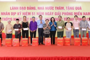 Chủ tịch Ủy ban Trung ương MTTQ Việt Nam trao quà cho gia đình chính sách tại Thanh Hóa