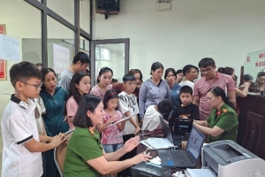 Công an Nghệ An tăng tốc cấp căn cước, định danh điện tử cho trẻ em trong kỳ nghỉ lễ