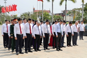 Thủ tướng Chính phủ Lê Minh Hưng dâng hương tại Đài tưởng niệm các Anh hùng liệt sỹ thành phố Hải Phòng