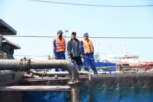 Vùng Cảnh sát biển 3 tạm giữ phương tiện đang khai thác khoảng 200 m³ cát không rõ nguồn gốc