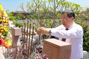 Phó Thủ tướng Thường trực Phạm Gia Túc dâng hương tri ân các anh hùng liệt sĩ tại Hà Tĩnh