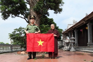 Ninh Bình: Tổ chức hoạt động trao tặng Cờ Tổ quốc cho các cơ sở tôn giáo trên địa bàn