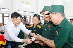 Trao quà của Tổng Bí thư, Chủ tịch nước cho Trung tâm điều dưỡng người có công Ninh Bình