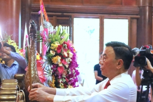 Thường trực Ban Bí thư Trần Cẩm Tú dâng hương tại Khu di tích quốc gia đặc biệt Kim Liên