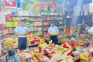 Đội QLTT số 8 tỉnh Tuyên Quang siết chặt quản lý trong Tháng hành động vì an toàn thực phẩm