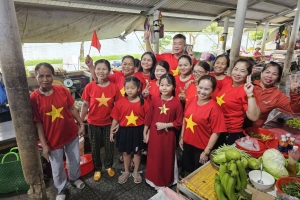 Huế: Phóng sự ảnh “Sắc đỏ ngày Thống nhất non sông tại Chợ Đông Ba”