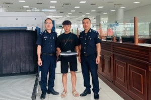 Hải quan cửa khẩu Móng Cải trao trả hành lý cho hành khách bỏ quên