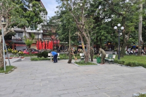 Tuổi trẻ Công an phường Bạch Mai ra quân làm sạch Công viên Võ Thị Sáu, lan tỏa trách nhiệm cộng đồng