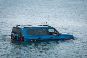 Cuộc đua xe lội nước: Lộ diện mẫu SUV Trung Quốc biến thành "du thuyền"