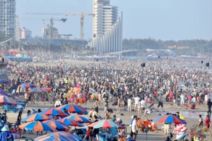 Du lịch bùng nổ dịp lễ, lộ rõ áp lực quá tải mùa cao điểm