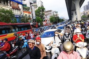 Dòng người đổ về Thủ đô, giao thông căng từ cửa ngõ đến nội đô