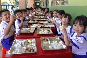 Bữa ăn học đường và khoảng cách giữa quy định với thực thi