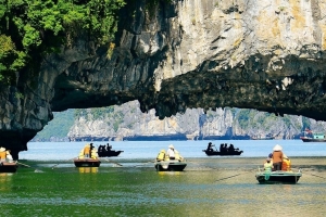 Xuồng chở khách du lịch gặp nạn ở vịnh Hạ Long, 3 người bị thương