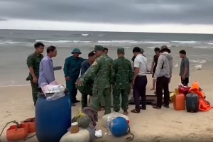 Quảng Trị: Dông lốc đánh chìm 1 tàu cá, 2 ngư dân may mắn thoát nạn