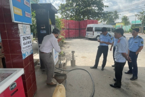 Vĩnh Long: Xử phạt hơn 320 triệu đồng cửa hàng kinh doanh xăng dầu kém chất lượng